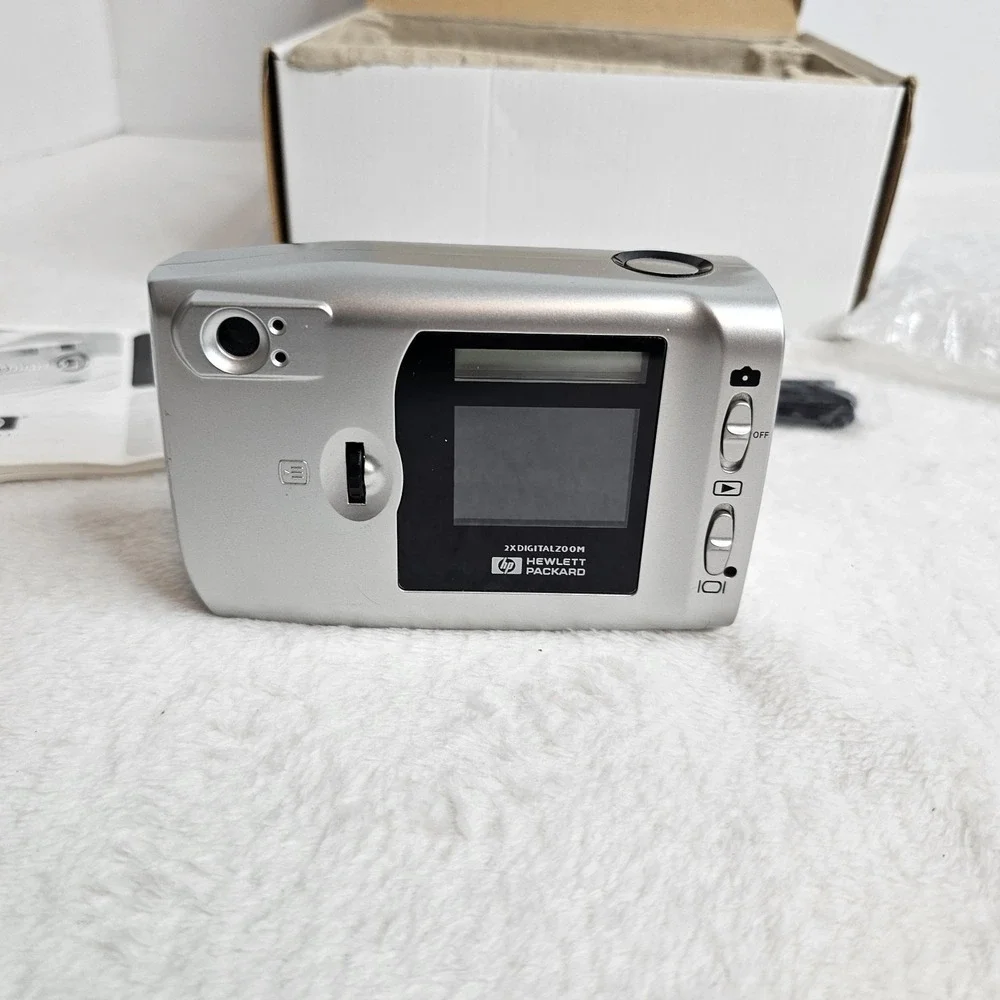 🖤Vintage HP PhotoSmart 215 1.3 MP Digital Camera With Box And Some Contents